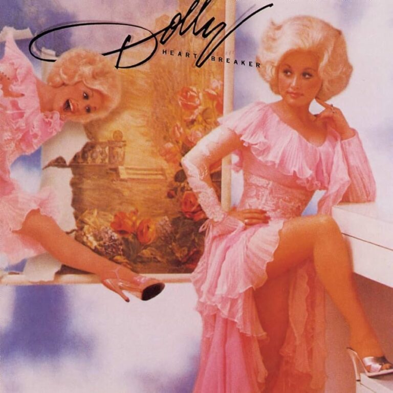 Dolly Parton in einem rosa Kleid, posierend vor einem Gemälde, mit einer zweiten Abbildung von ihr im Hintergrund.