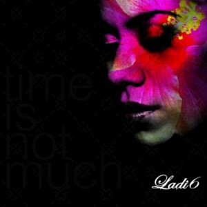 Albumcover von Time Is Not Much von Ladi6 – das Gesicht der Künstlerin in Nahaufnahme, überlagert von floralen Farben auf schwarzem Grund.