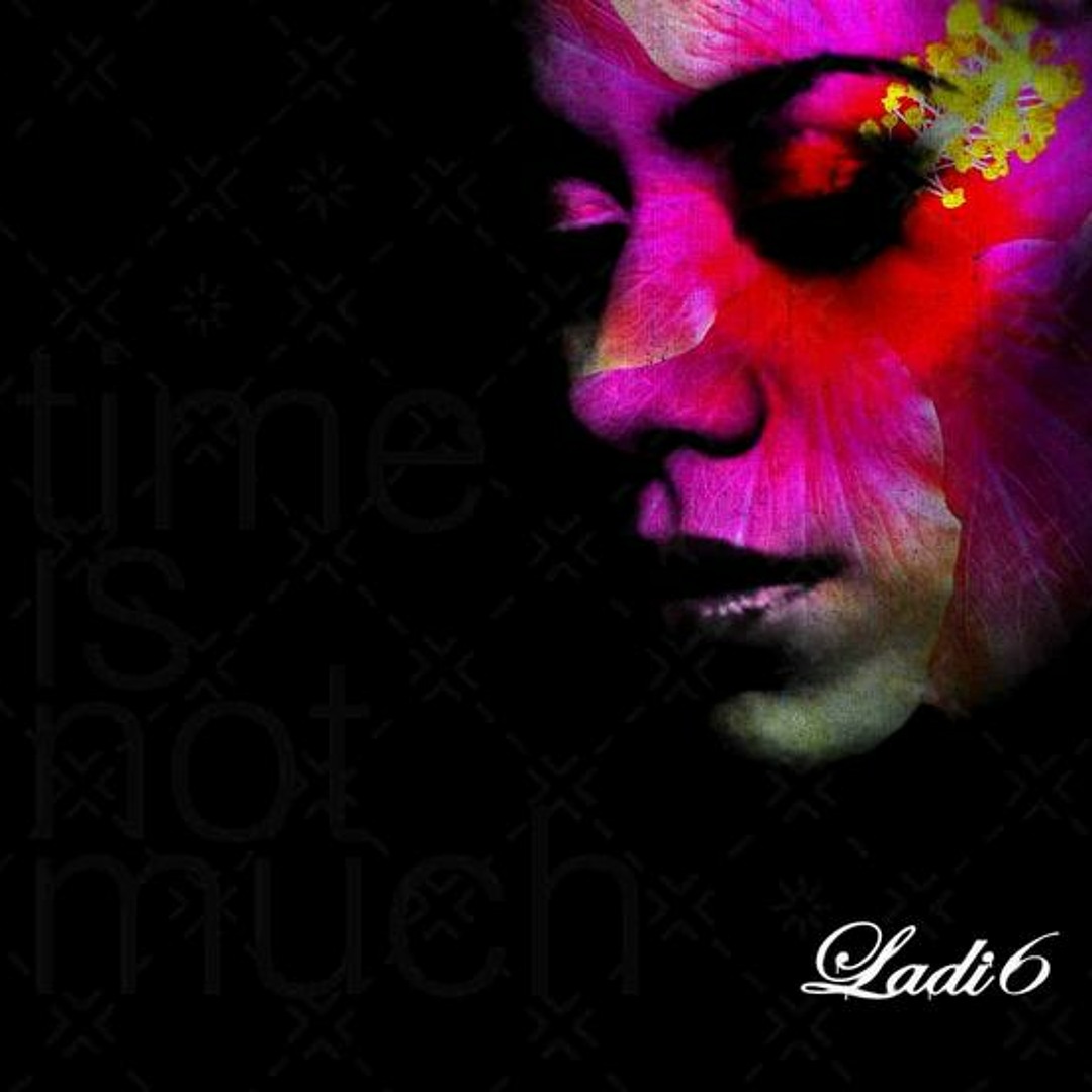 Albumcover von Time Is Not Much von Ladi6 – das Gesicht der Künstlerin in Nahaufnahme, überlagert von floralen Farben auf schwarzem Grund.