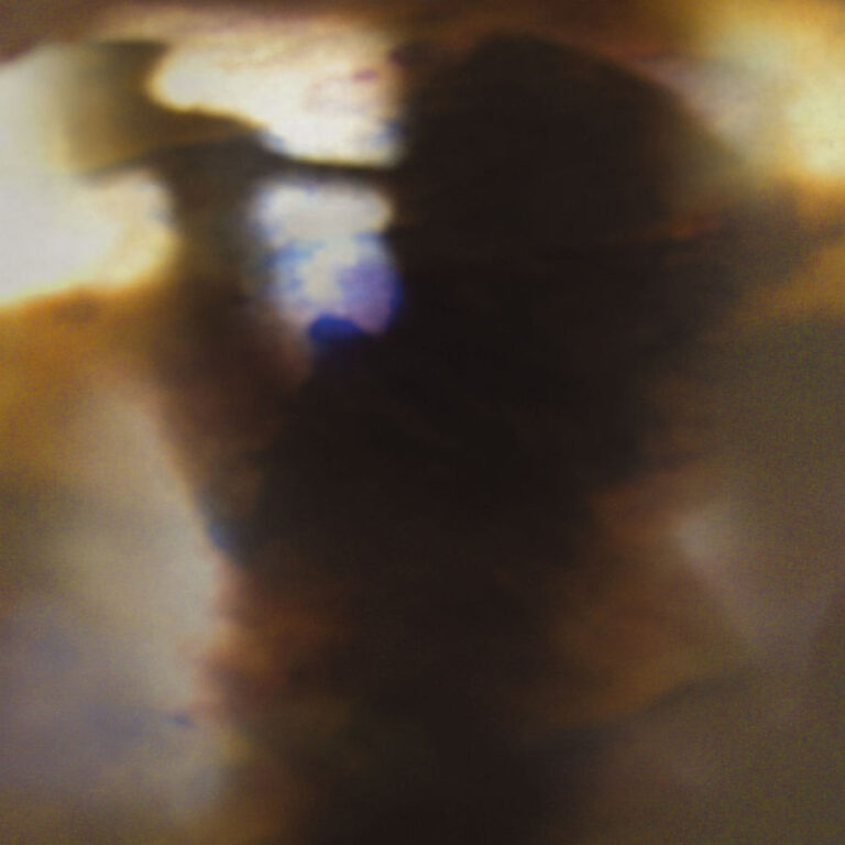 Abstrakte, verschwommene Silhouette auf einem farbigen Hintergrund.
