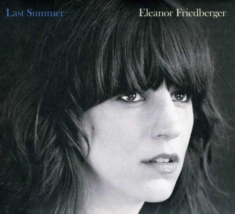Schwarz-weiß Porträt von Eleanor Friedberger mit ernstem Blick.