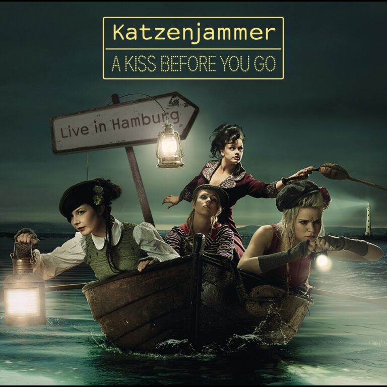 Vier Frauen in einem Ruderboot auf stürmischem Wasser mit Laternen und einem Schild.