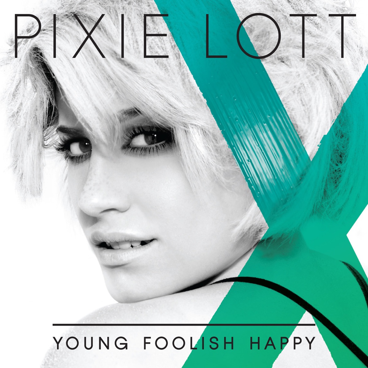 Nahaufnahme von Pixie Lott mit blondem Haar und grünem X auf dem Cover von Young Foolish Happy.