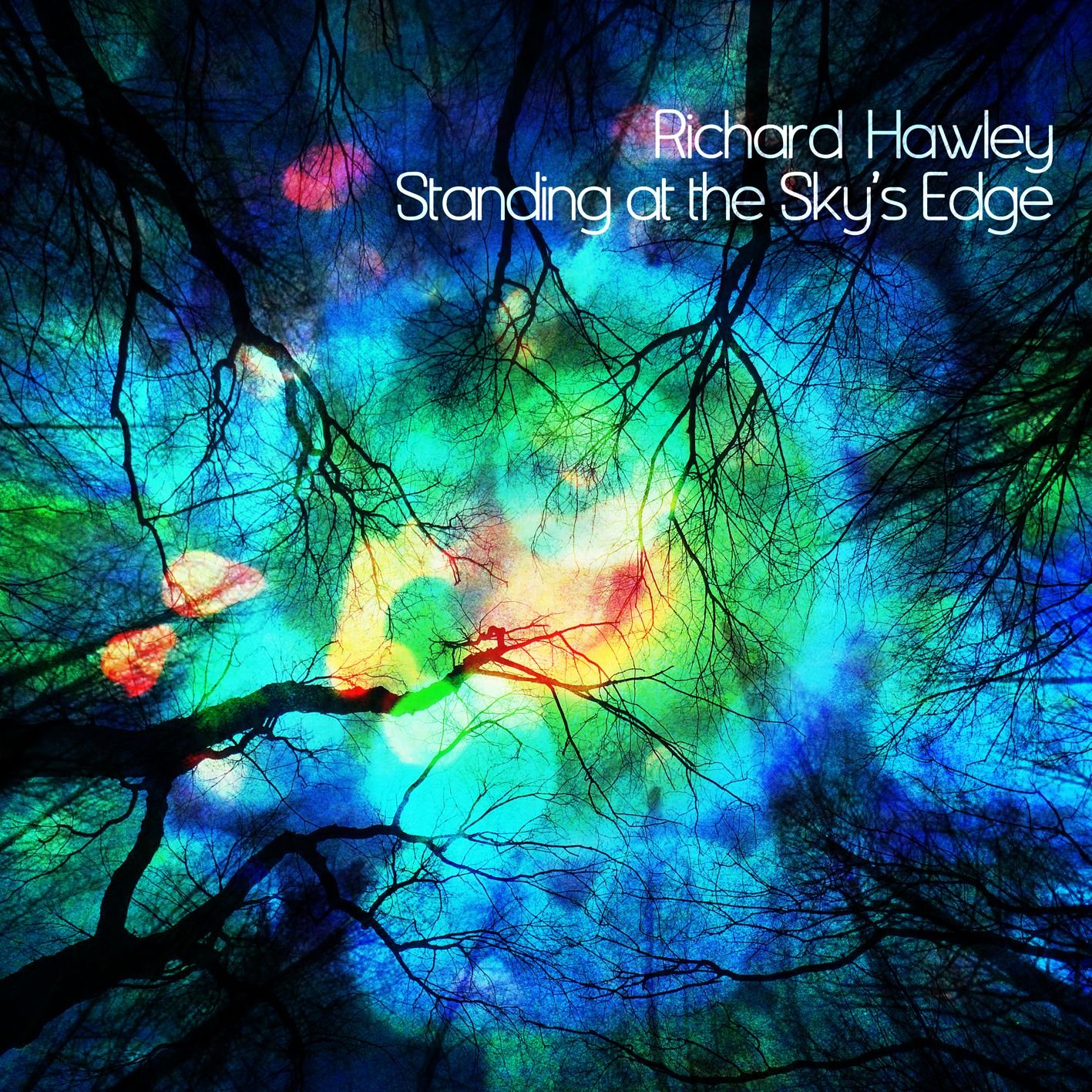 Bäume vor einem bunten, leuchtenden Himmel auf dem Cover von Richard Hawleys Album.