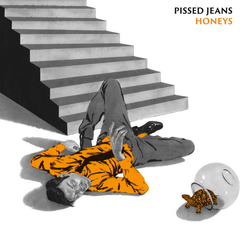 Mann in orangefarbenem Hemd liegt vor Treppe, neben ihm ein Glasobjekt mit Tigerfigur.