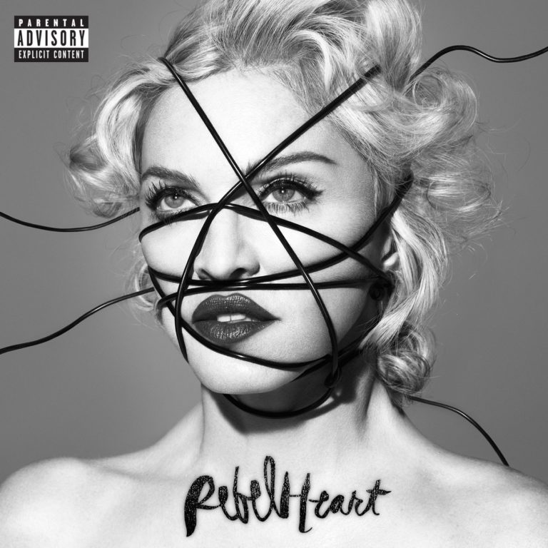 Porträt einer Frau mit blonden Locken, Gesicht von schwarzen Bändern umwickelt, Schriftzug Rebel Heart unten.