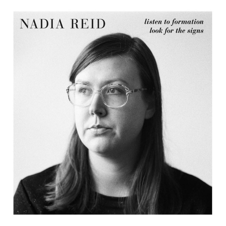 Schwarzweiß-Porträt von Nadia Reid mit Brille und nachdenklichem Blick.