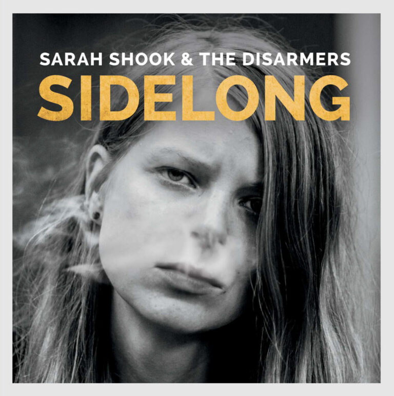 Frau mit ernstem Blick und Rauch im Gesicht auf dem Albumcover von Sidelong.