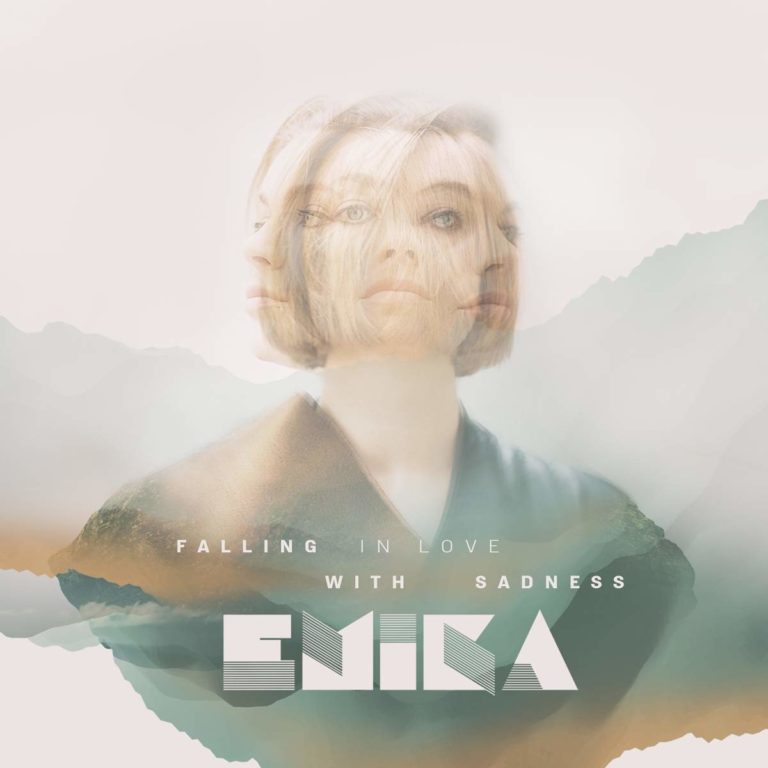 Dreifach belichtetes Porträt von Emika vor nebeliger Berglandschaft – zarte Pastellfarben und transparente Ebenen spiegeln emotionale Vielschichtigkeit und den Albumtitel visuell wider.