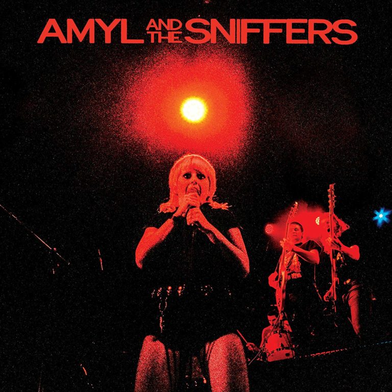 Band Amyl and the Sniffers auf der Bühne in rotem Licht
