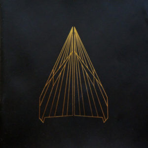 Minimalistisches Albumcover von Electric Wire Hustle mit goldener geometrischer Struktur auf schwarzem Hintergrund – elegant und geheimnisvoll.