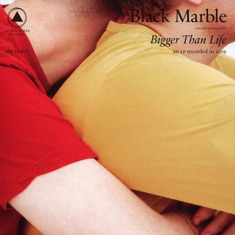 Zwei Personen in roten und gelben T-Shirts umarmen sich auf dem Albumcover von Black Marble.