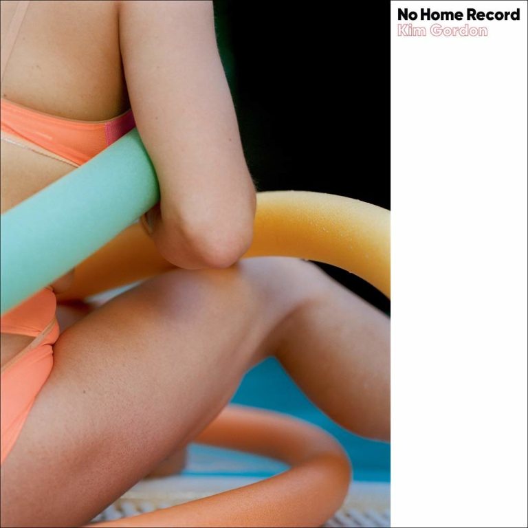 Nahaufnahme eines Menschen in einem orangefarbenen Bikini, der bunte Schwimmnudeln umarmt