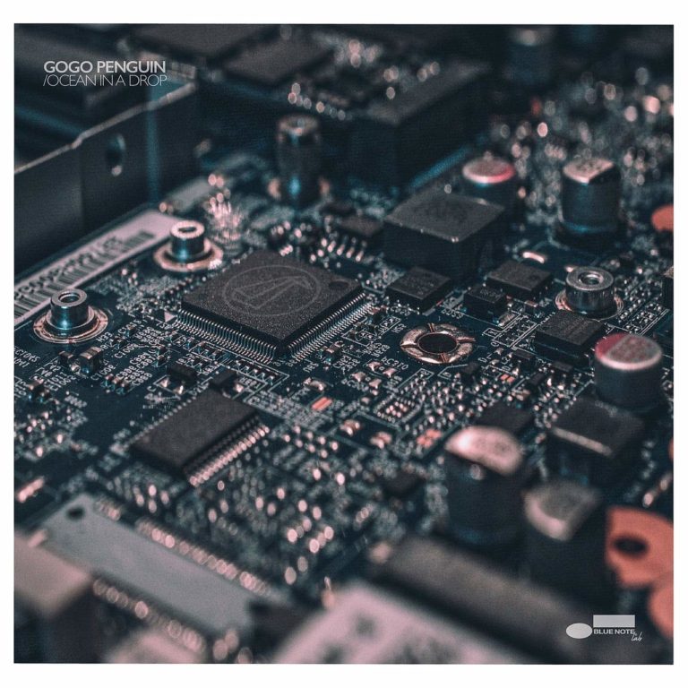 Nahaufnahme einer Computerplatine mit verschiedenen elektronischen Bauteilen und Schaltkreisen.