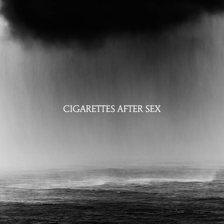 Schwarz-weißes Cover mit Meer und dunklem Himmel, Bandname in der Mitte