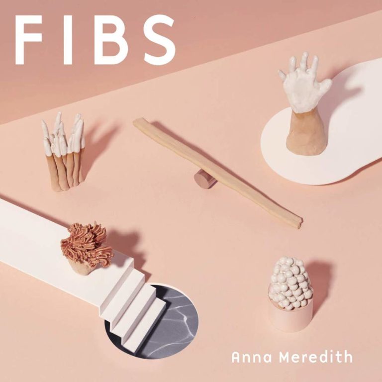 Abstrakte Skulpturen und Formen auf rosa Hintergrund mit dem Titel FIBS und Anna Meredith.
