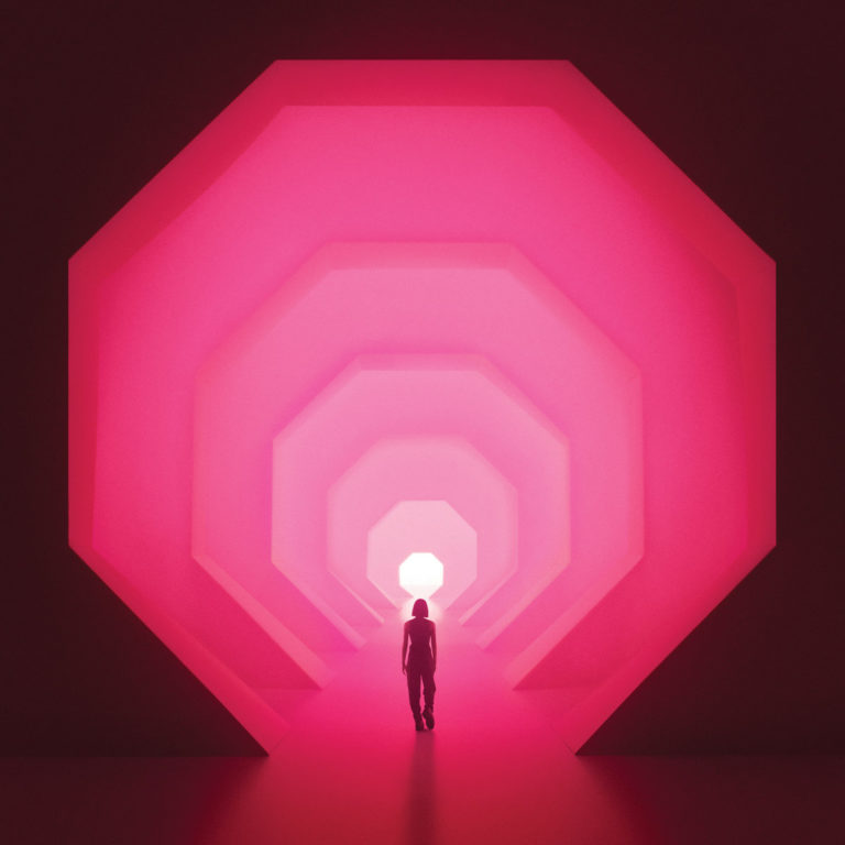 Person in einem leuchtend pinken, geometrischen Tunnel aus mehreren Ebenen.