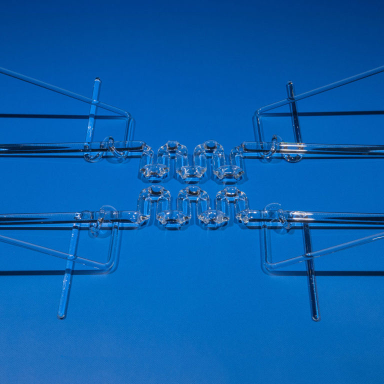 Glasstruktur auf blauem Hintergrund, symmetrisch angeordnet.