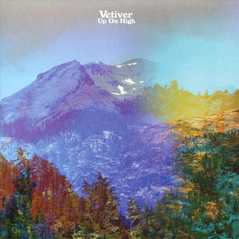 Berglandschaft mit Bäumen, beleuchtet von warmem Licht