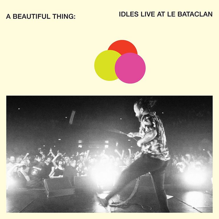 Live-Auftritt von IDLES im Le Bataclan mit energiegeladener Bühnenpräsenz und jubelndem Publikum.