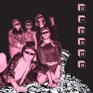Albumcover von U-Bahns Debütalbum: Fünf Bandmitglieder in pink-schwarzem Farbschema, posieren mit futuristischen Outfits vor geometrischem Hintergrund.