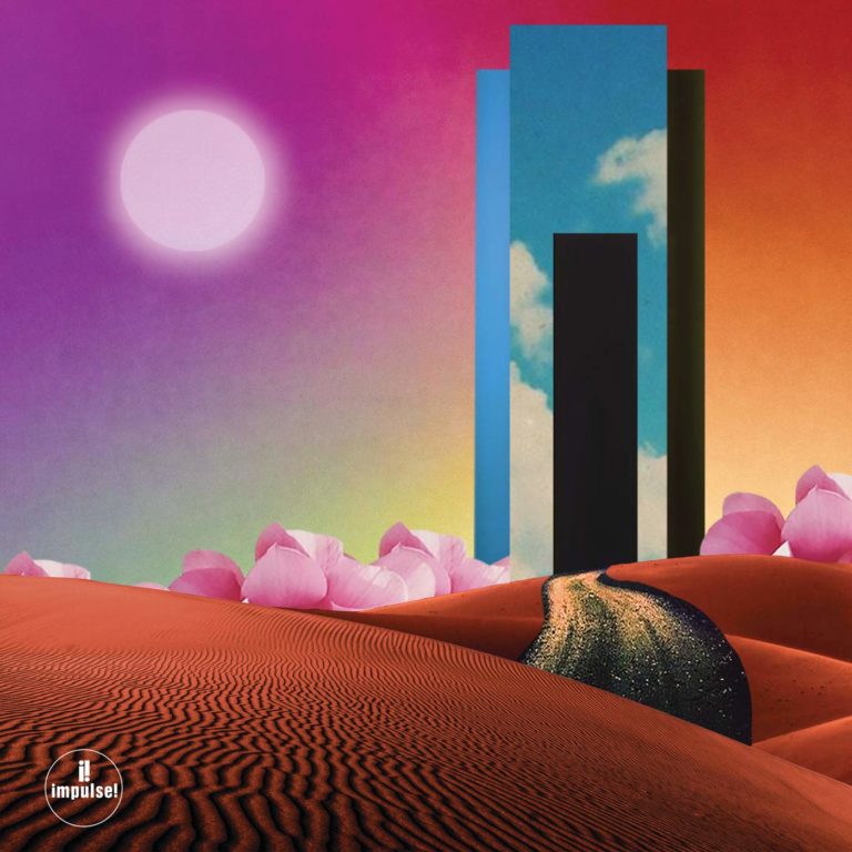Futuristische Landschaft mit Sanddünen, rosa Blüten und geometrischen Formen vor buntem Himmel.