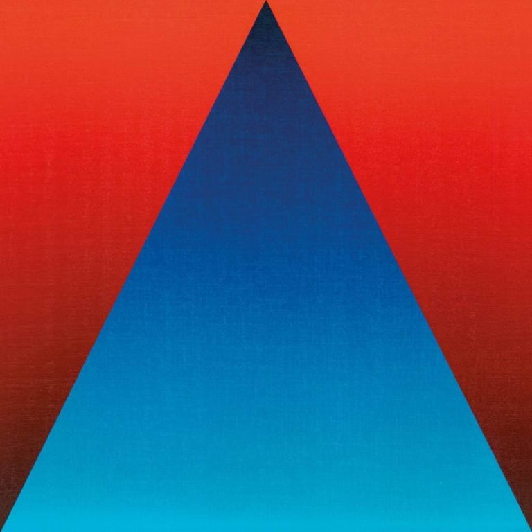 Einfarbiges Cover mit blauem Dreieck auf rotem Hintergrund.