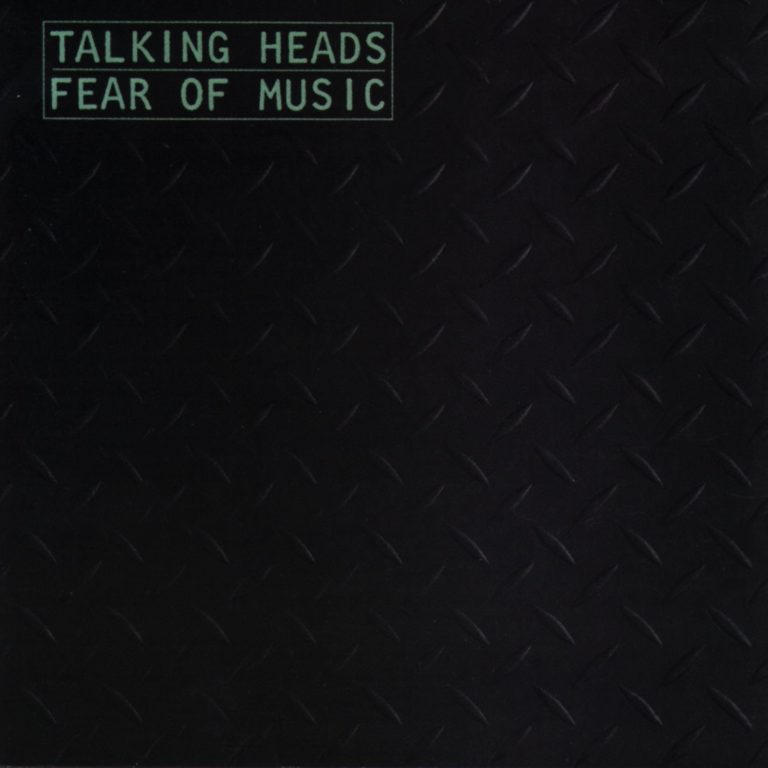 Albumcover von Talking Heads mit dem Titel Fear Of Music auf schwarzem Hintergrund.