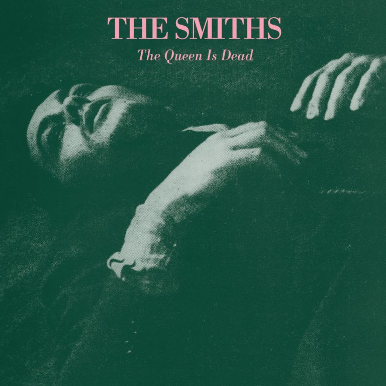 Albumcover von The Smiths mit dem Titel The Queen Is Dead, zeigt eine Person in nachdenklicher Pose.