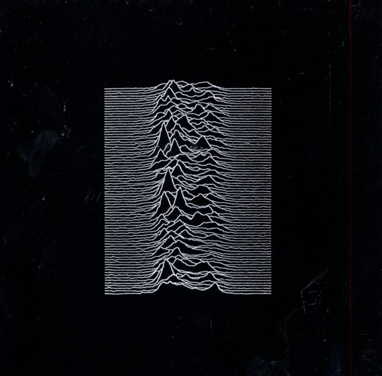 Albumcover von Unknown Pleasures mit weißen Linien auf schwarzem Hintergrund, die Radiopulse darstellen.