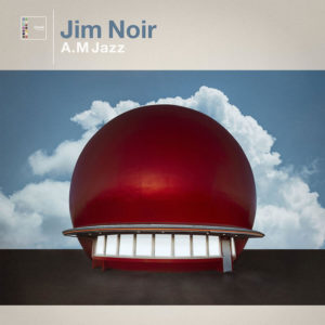 Rote Kuppel vor blauem Himmel mit Wolken auf dem Cover von Jim Noirs Album A.M Jazz.