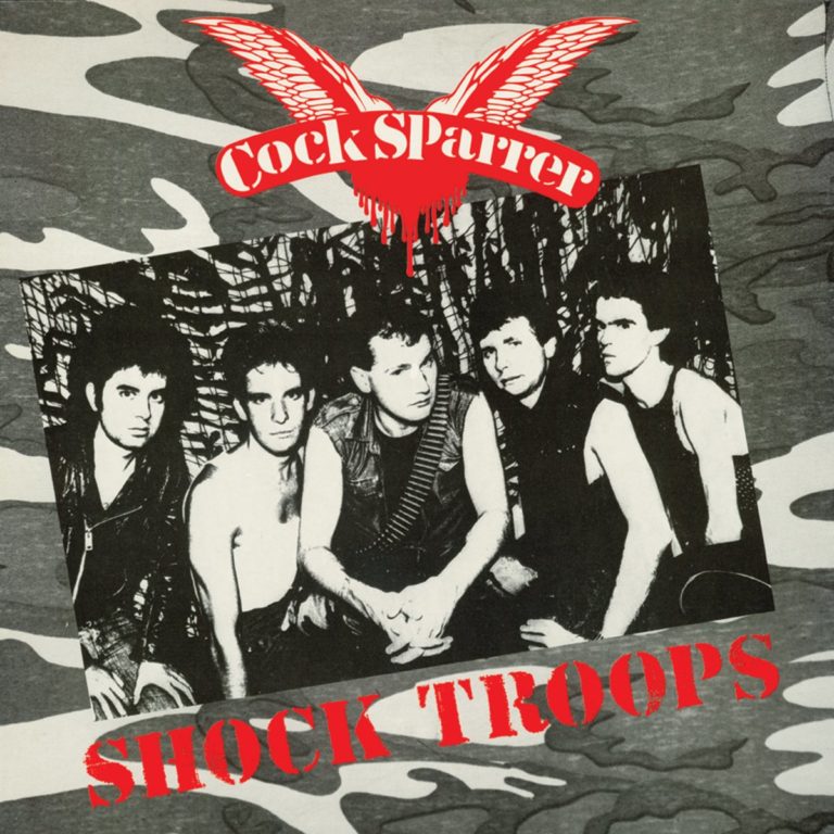 Albumcover von Cock Sparrer mit dem Titel Shock Troops, zeigt die Band in militärischer Umgebung.