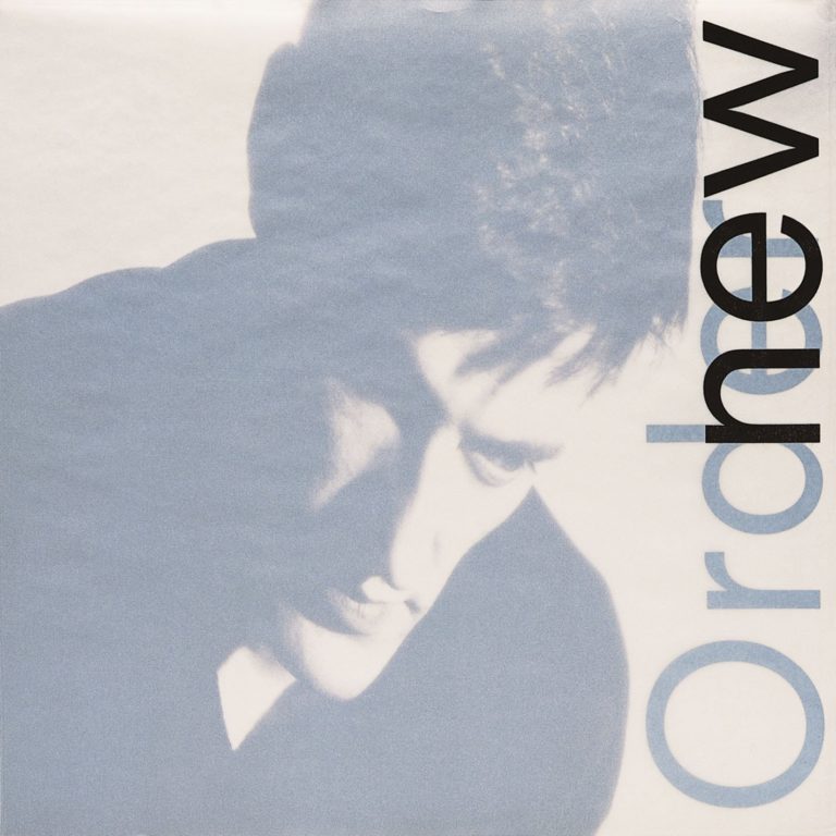Albumcover von New Order mit einem verschwommenen Porträt eines Mannes in Blau- und Grautönen.