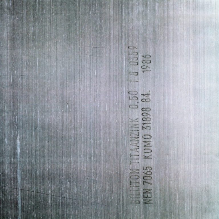 Albumcover von New Order für das Album Brotherhood mit metallischer Oberfläche und eingeprägten Informationen.