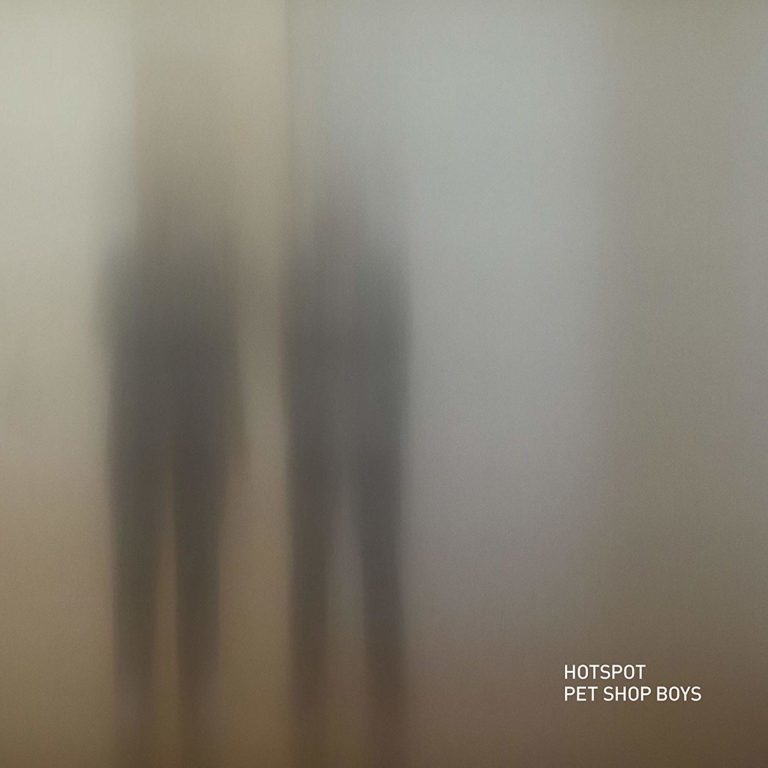 Zwei unscharfe, schemenhafte Figuren auf grauem Hintergrund mit Albumtitel in der Ecke.