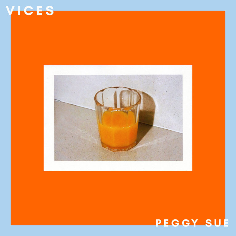 Ein Glas mit orangem Saft steht auf einer beigen Oberfläche, umgeben von einem orange-blauen Rahmen.