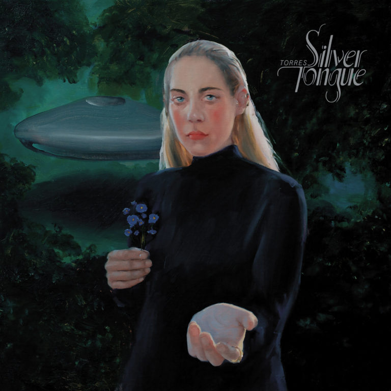 Frau in schwarzem Kleid hält Blumen vor einem UFO in einer Waldszene.