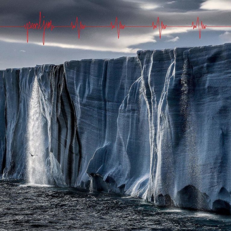 Eiswand mit Wasserfall und Vogel im Flug, darüber rote Herzschlaglinie und Schriftzug.