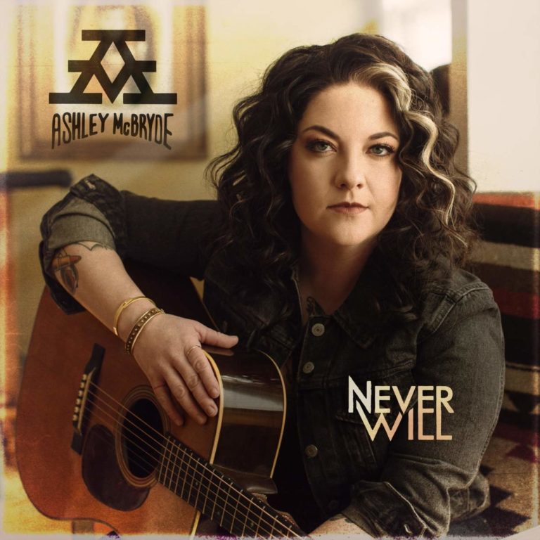 Ashley McBryde mit Gitarre auf dem Cover von Never Will.