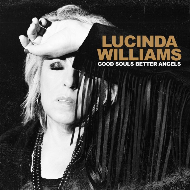 Schwarz-Weiß-Porträt von Lucinda Williams mit Fransenjacke und geschlossenen Augen.