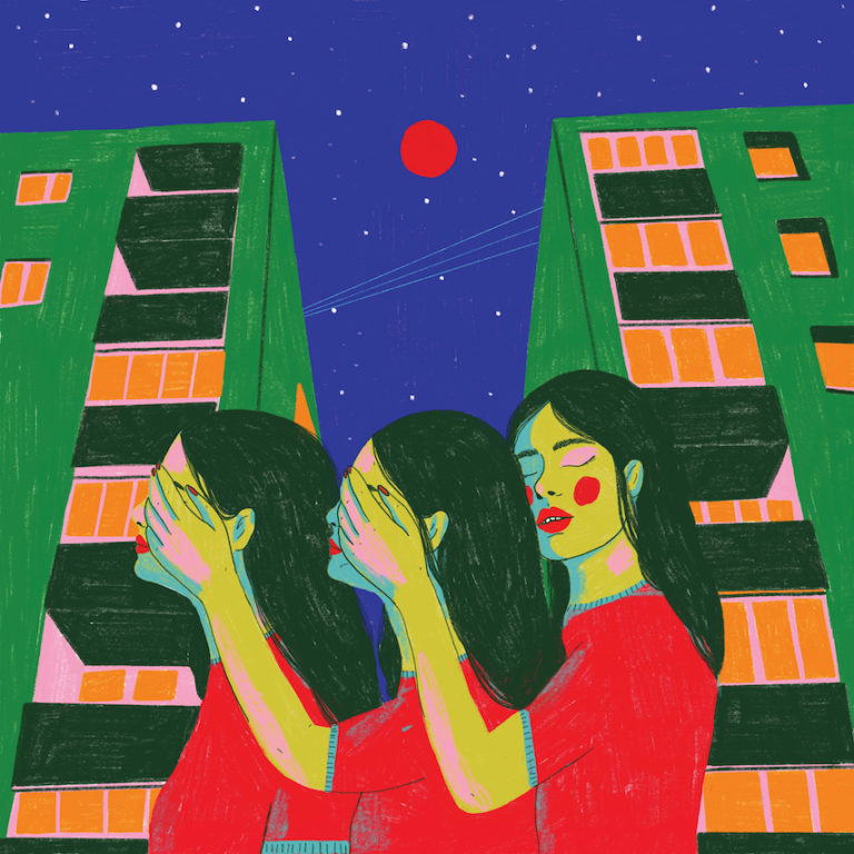 Drei Frauen in roten Pullovern vor grünen Gebäuden, eine hält sich die Augen zu, Nacht mit rotem Mond.
