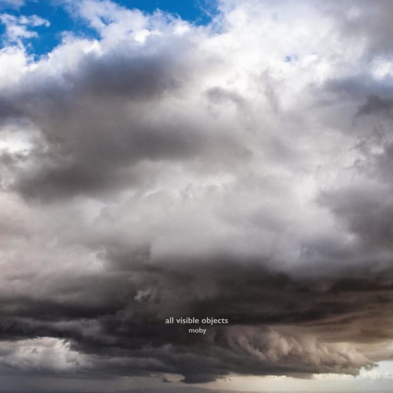 Dramatischer Himmel mit dunklen Wolken und blauem Himmel im Hintergrund.