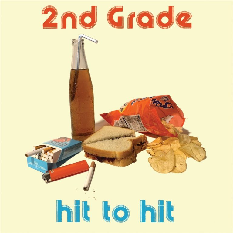 Sandwich, Chips, Getränkeflasche und Zigaretten auf hellem Hintergrund.