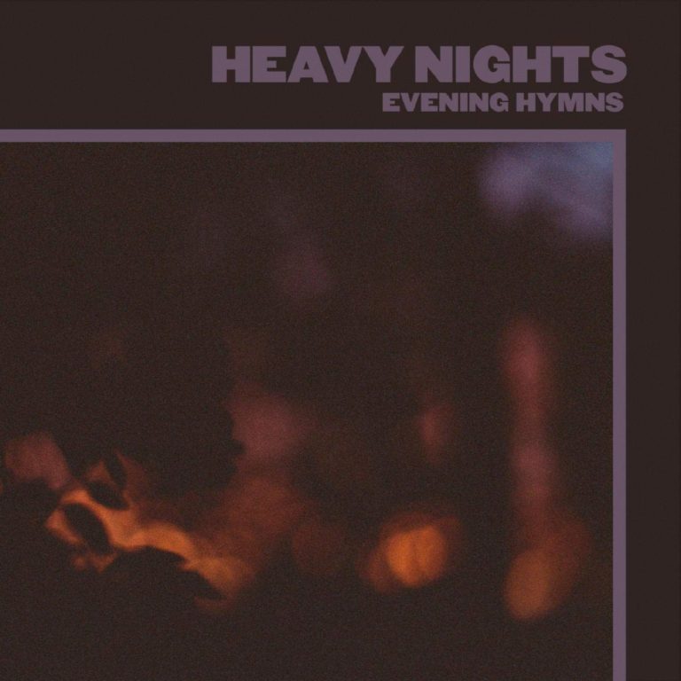 Abstraktes, dunkles Coverbild mit verschwommenen, warmen Lichtreflexionen und dem Titel Heavy Nights oben.