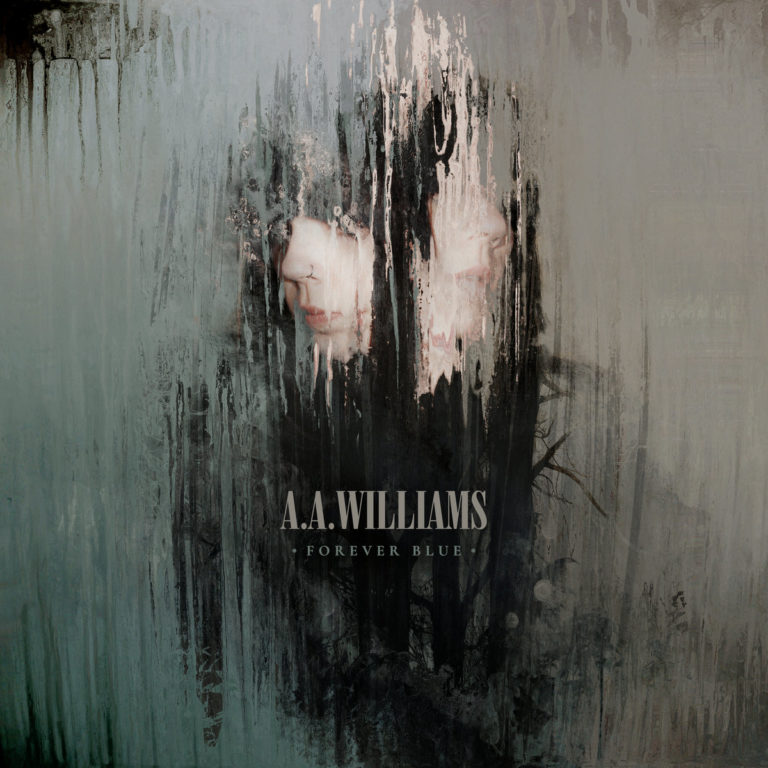 Verwaschenes Gesicht hinter beschlagenem Glas auf dem Albumcover von A.A.Williams Forever Blue.