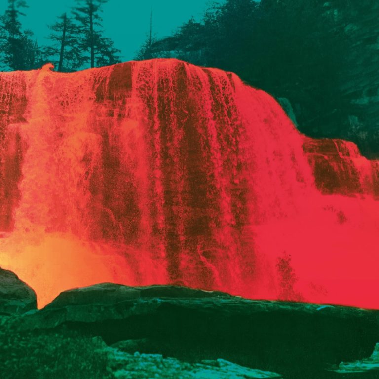 Stilisierter Wasserfall in leuchtenden Rot- und Grüntönen vor einem Waldhintergrund.