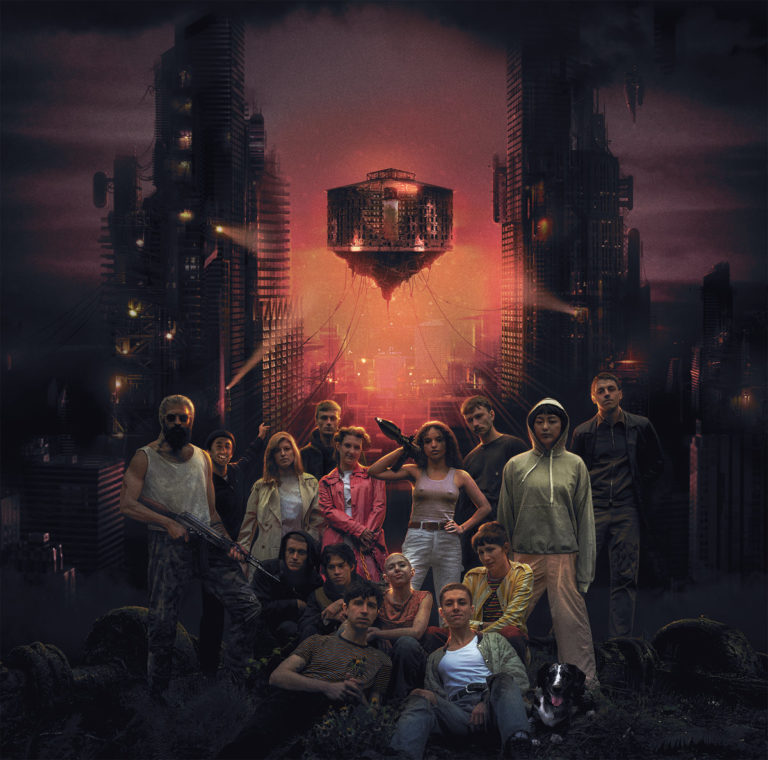 Gruppe von Menschen vor futuristischer Stadtlandschaft bei Sonnenuntergang.