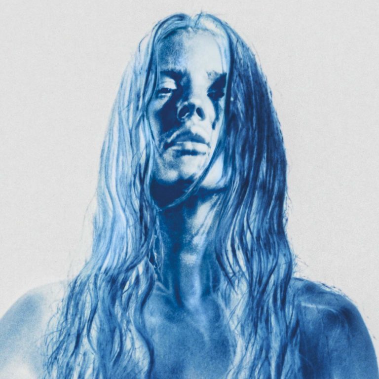 Porträt einer Person mit langen Haaren in blauer Tönung auf hellem Hintergrund.