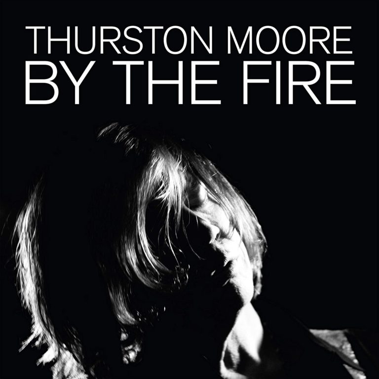 Schwarz-weißes Porträt von Thurston Moore mit geschlossenen Augen und geneigtem Kopf.