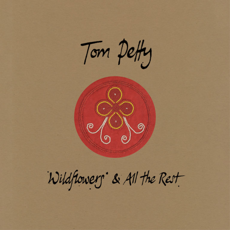 Tom Petty Albumcover mit rotem, besticktem Emblem auf braunem Hintergrund